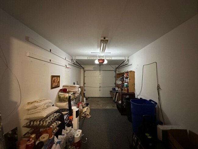 Building Photo - 2 bedrooms, 1.5 bathrooms