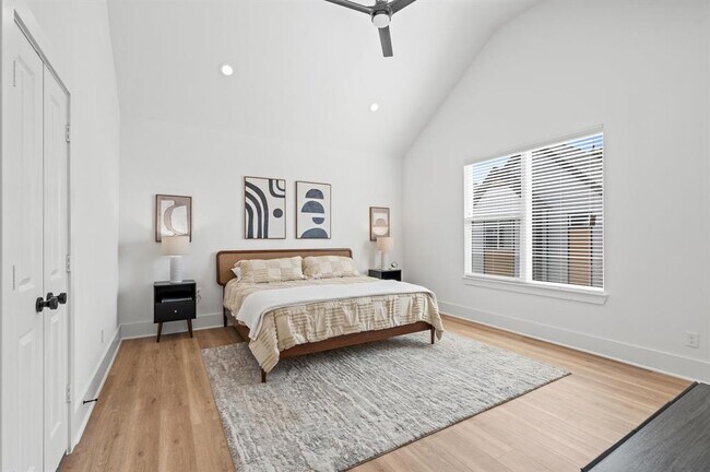 Building Photo - 5207 Pine Tree Dr