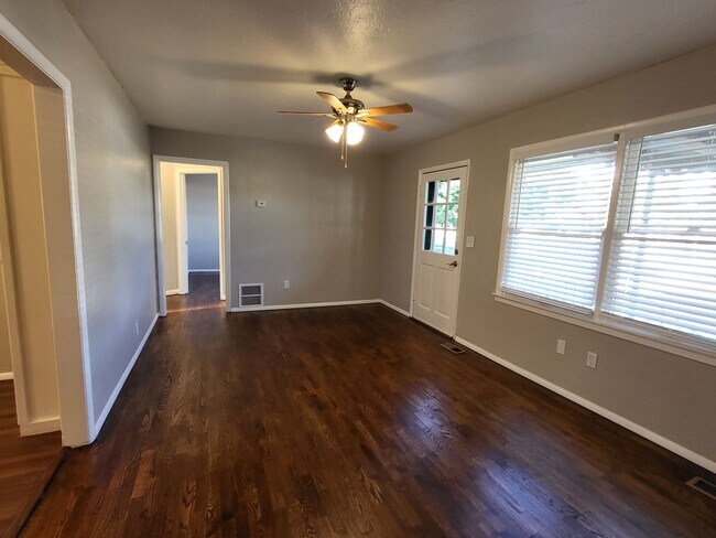 Building Photo - Beautiful 3 bedroom house with granite countertops and central heat and air