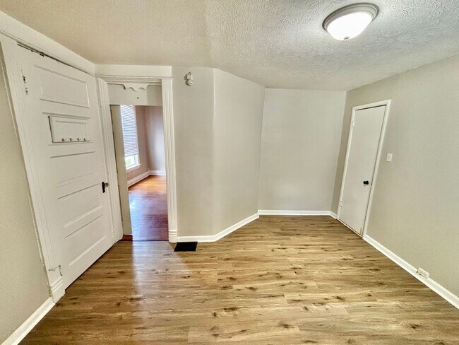 Building Photo - Beechmont Neighborhood - 1 Bed 1 Bath with Balcony and Central Air