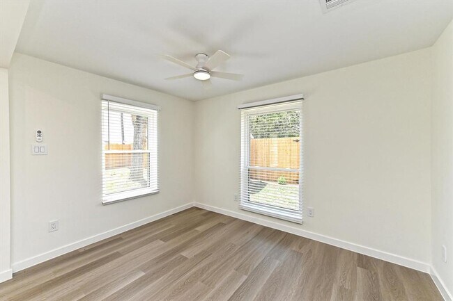 Building Photo - 1606 Normeadows Cir