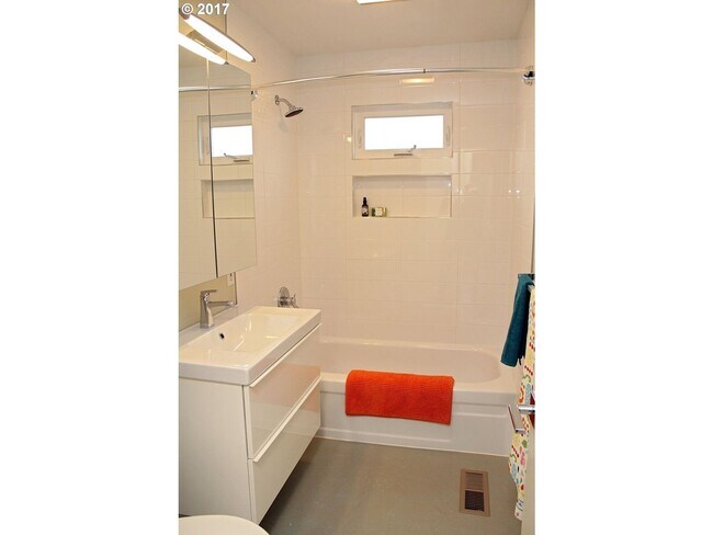 Building Photo - Charming Saint John's home with Washer/Dryer, Fenced Yard, Garage