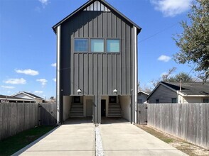 Building Photo - 3407 Sakowitz St