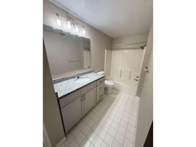 Building Photo - 2 bed 2 bath condo at CYPRESS FARIWAY