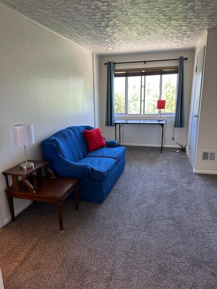 Livingroom - 7 Oakland Sq