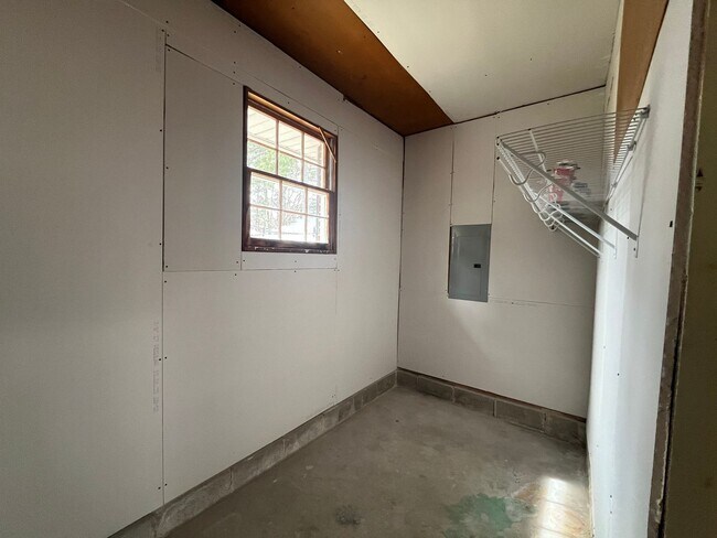 Building Photo - 4 Bedrooms, 1 Bathroom - Home in West Rome!