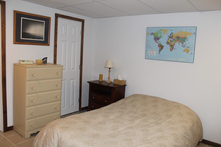 bed - 419 King Rd E