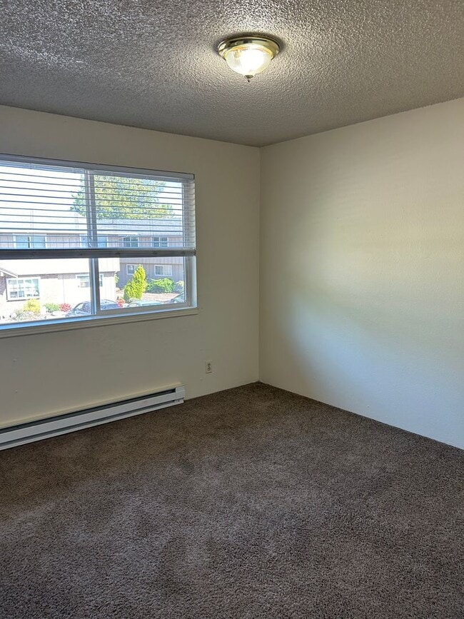 Building Photo - (905) Draper Apartments - 2 Bedroom / 1 Bath