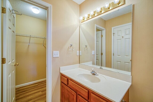 Building Photo - Spacious 4 BR, 2 BA Home On Quiet Cul de Sac, Private Fenced Backyard, Community Pool