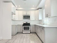 Building Photo - 827 E 74th St