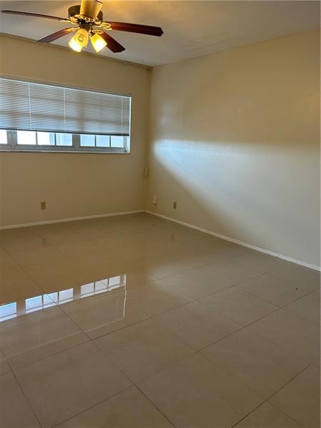 Building Photo - 3300 N Palm Aire Dr