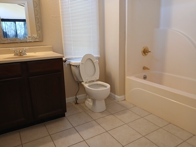 Building Photo - 513 S Ash St