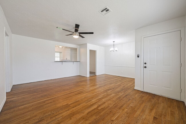 Building Photo - 1349 Kinkaid Dr