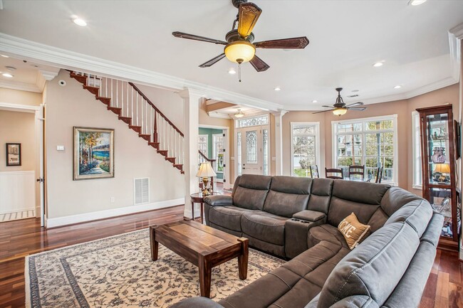 Building Photo - Stunning and Spacious Single Family Home S...