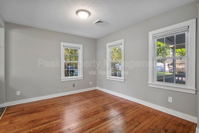 Building Photo - 18 Raines Ave