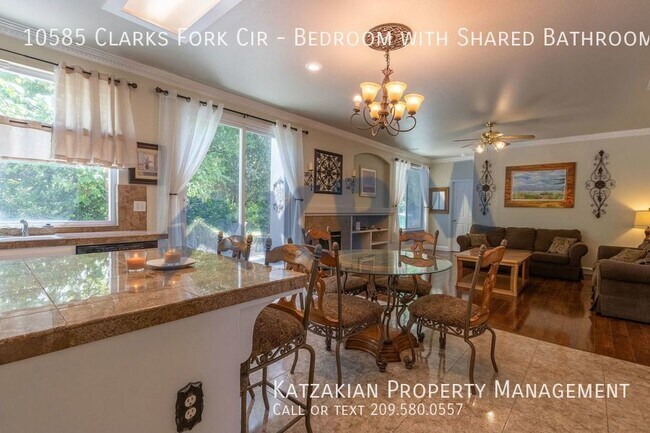 Building Photo - Bedroom with Shared Bathroom & Garage Space