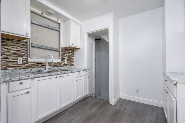 Building Photo - 13881 Carlisle St