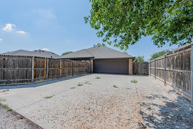 Building Photo - 3 bed 2 bath home with 2 car garage!