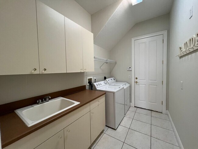 Building Photo - GORGEOUS SINGLE FAMILY HOME - PROPERTY  FU...
