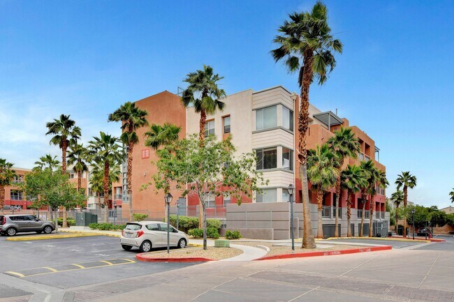 Building Photo - Beautiful top floor condo!