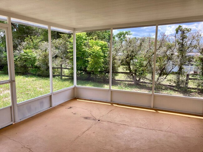 Building Photo - Clean ready to go 2/1 in Beverly Hills!