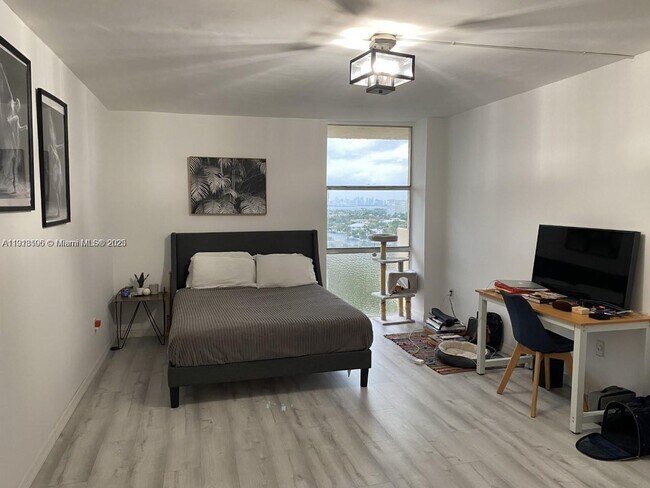 Building Photo - 2350 NE 135th St