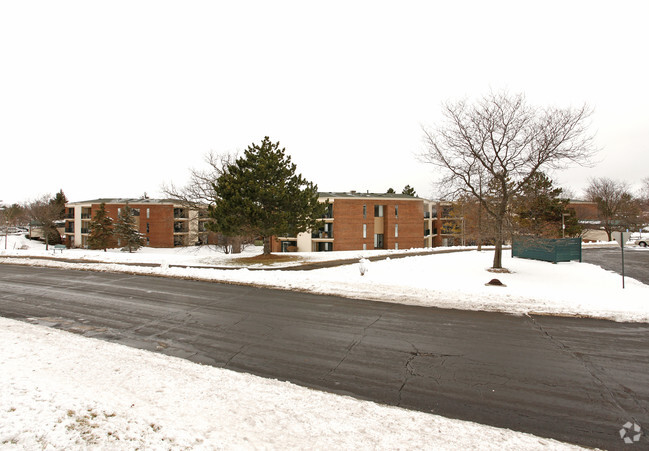 Building Photo - Parkway Meadows