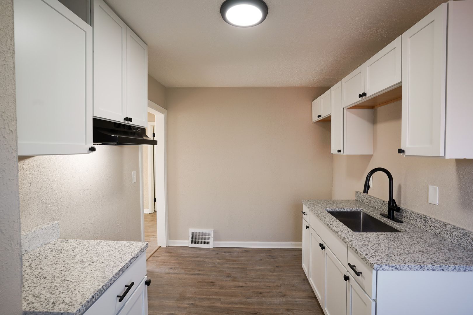 Building Photo - This beautifully updated 2-bedroom, 1-bath...