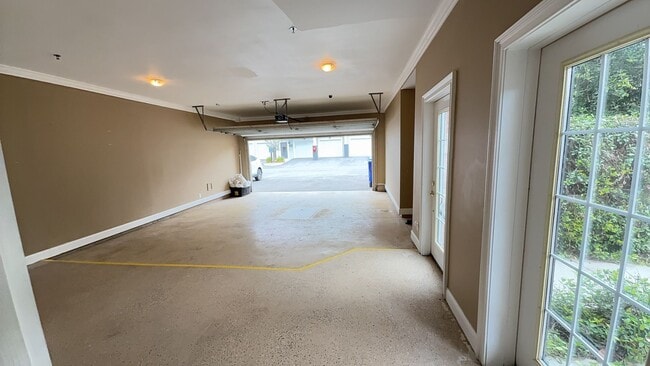 Building Photo - Second Floor Flat with 3 BR/ 3 BA and a 2 ...