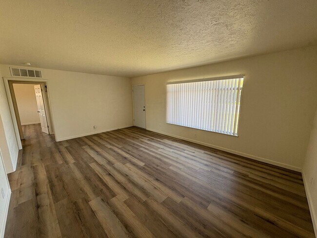 Building Photo - Updated Interior home in Dinuba near Shopp...