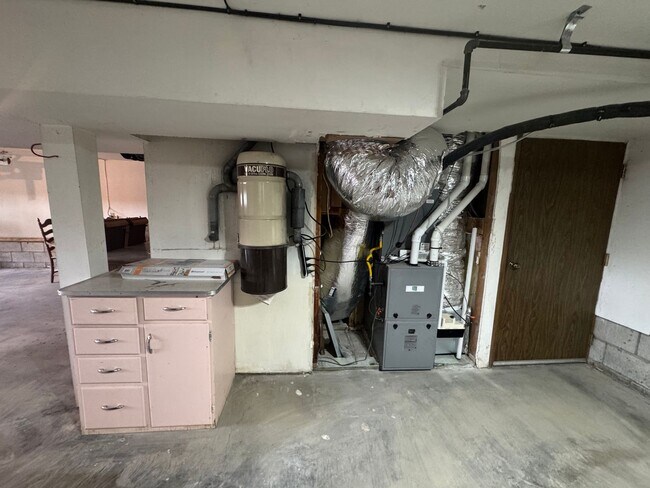 Building Photo - 3 bed 2 bath house with 2 car garage in great area!