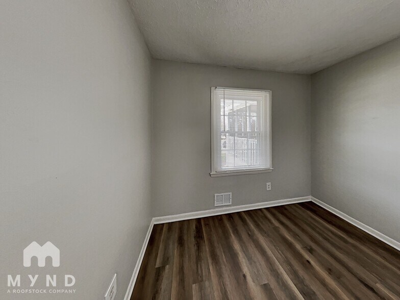 Building Photo - 245 Essex Dr