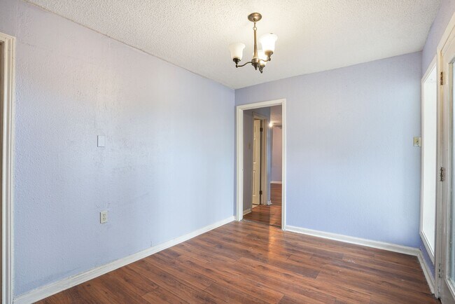 Building Photo - 9 Lakeview Manor