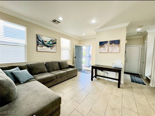 Building Photo - 8842 Sierra Linda Dr