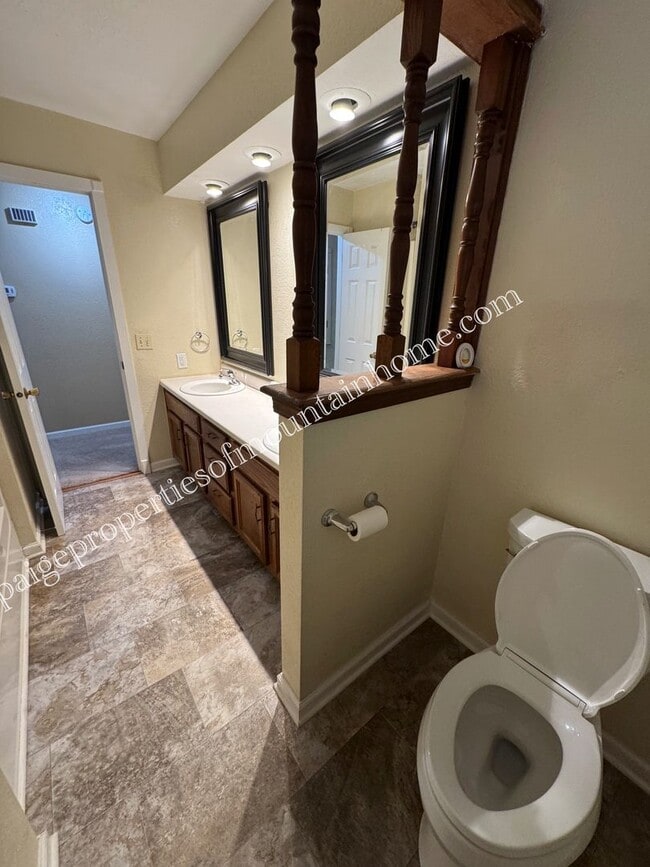 Building Photo - Village Green Home