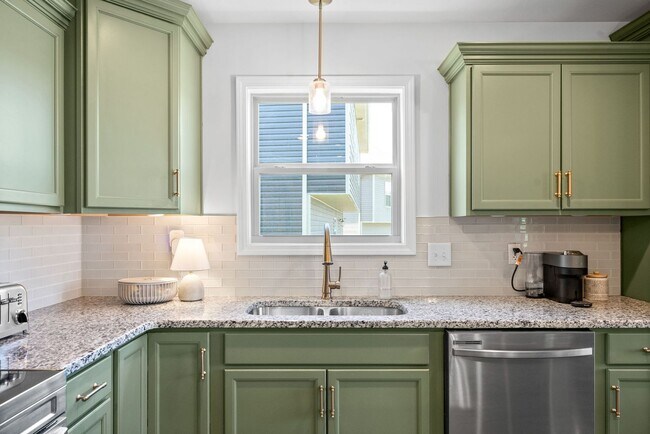 Building Photo - 3 bedroom Pet Friendly Home For Rent Near Needmore Road!