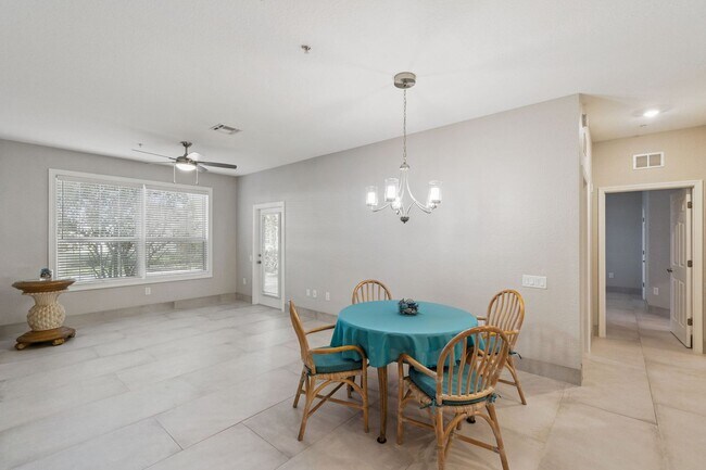 Building Photo - Upscale & renovated 3Bedrooms / 2Baths condo-unit in MetroWest community!