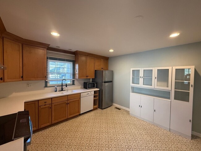 Building Photo - Fantastic Home Near Three Chopt and Patterson Available immediately!