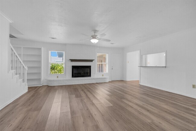 Building Photo - 1122 Rhine Ln