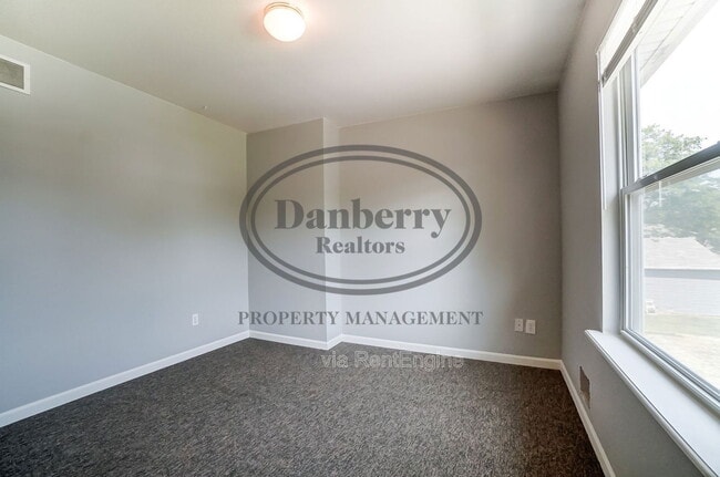 Building Photo - 3704 Willow Run Dr