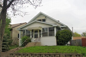 Building Photo - Clean, Efficient, recently renovated 3 Bed...