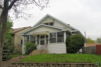 Building Photo - Clean, Efficient, recently renovated 3 Bed...