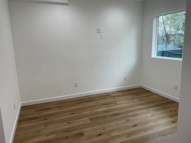 Building Photo - 341 N Kenmore Ave