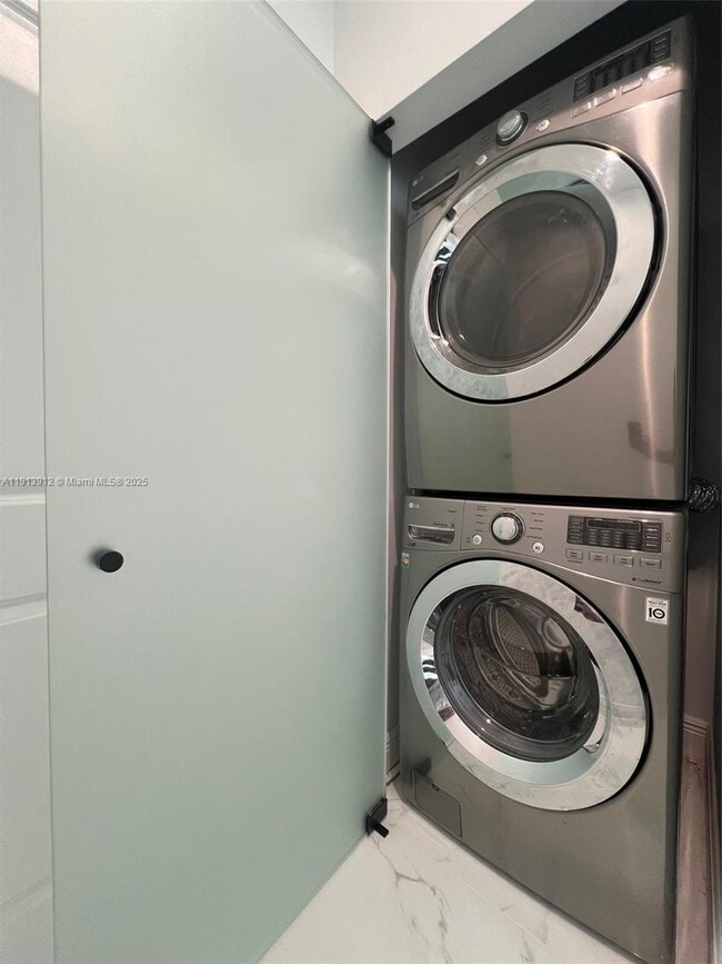 Building Photo - 7910 Harbor Island Dr