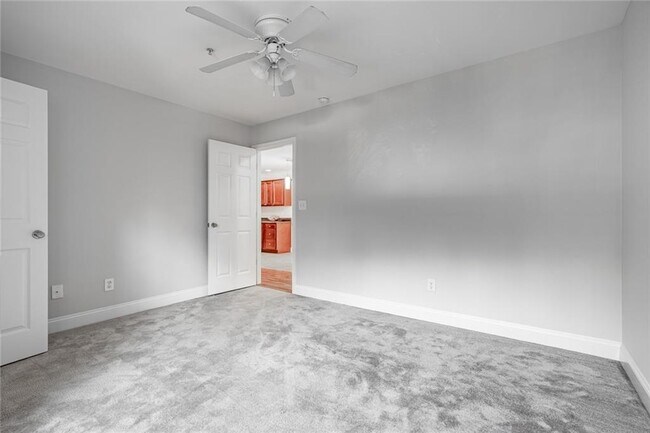 Building Photo - 402 Madison Ln S E