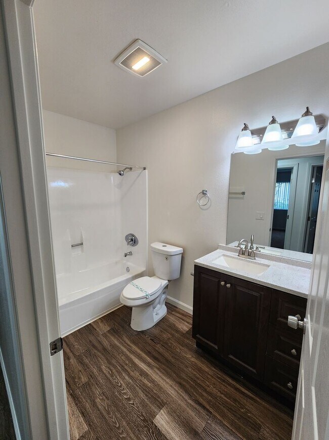 Building Photo - 3 bed, 2 bath