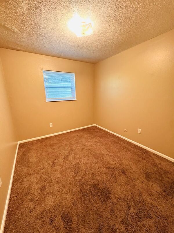 Building Photo - 1415 W Maple Ave