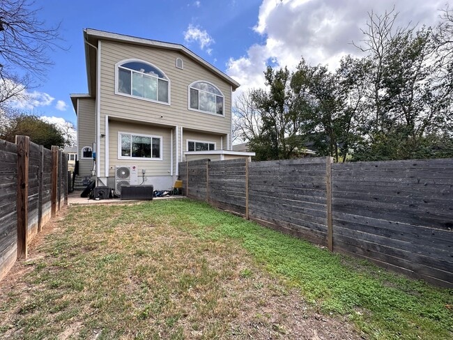 Building Photo - Two Story 3 Bedrooms and 2.5 Bathroom Home for Rent in Core Central Austin, North of Hyde Park