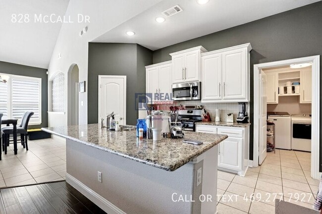 Building Photo - 828 McCall Dr