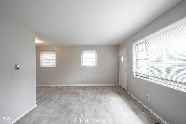 Building Photo - 5820 Grandview Dr
